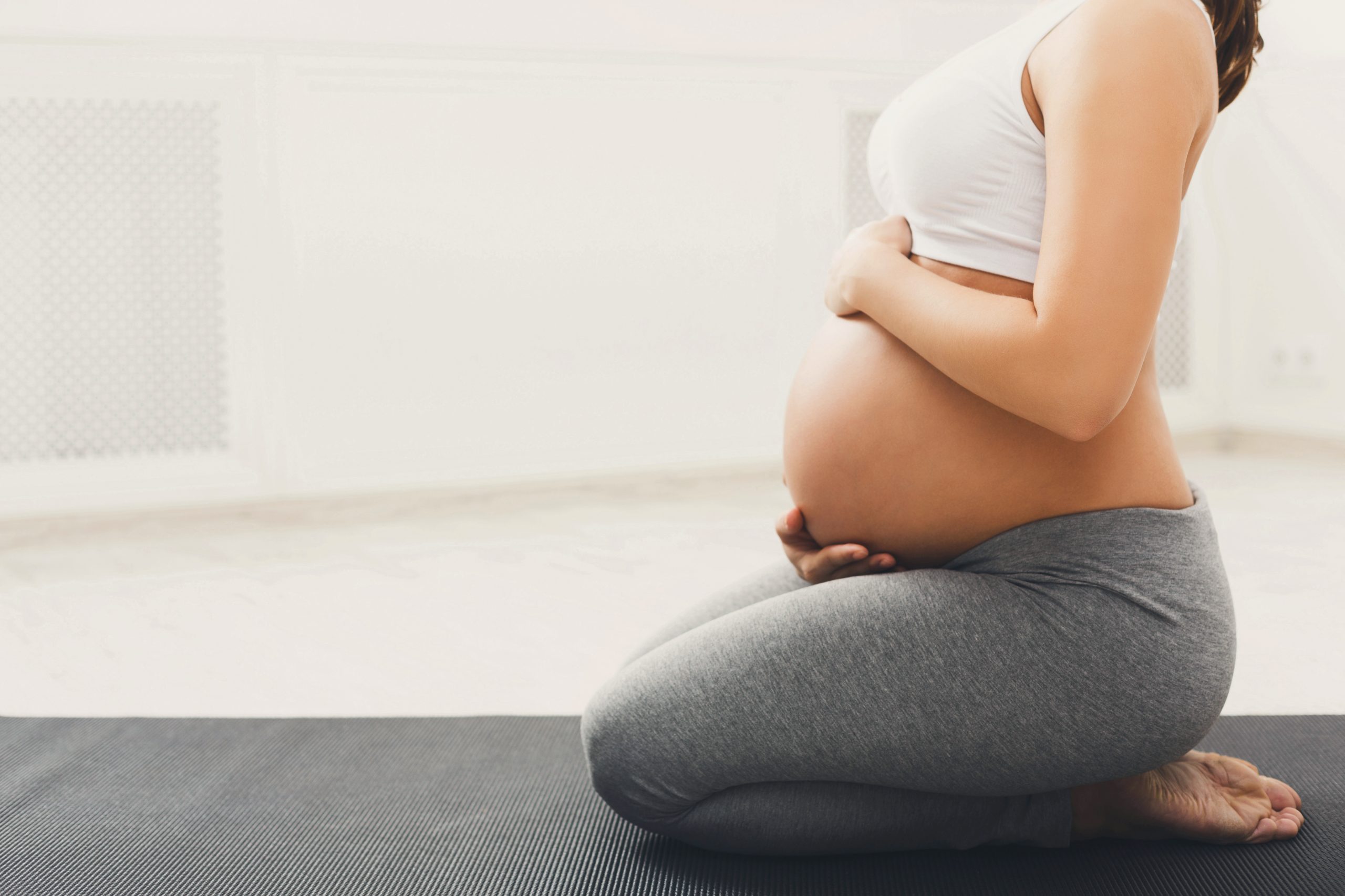 Yoga et grossesse à Lyon : bienfaits, postures et conseils pendant la grossesse